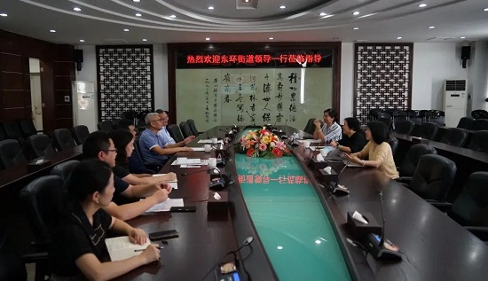 番禺區(qū)東環(huán)街黨工委副書記、街道辦事處主任何柳青一行到白云山潘高壽暖企走訪.jpg